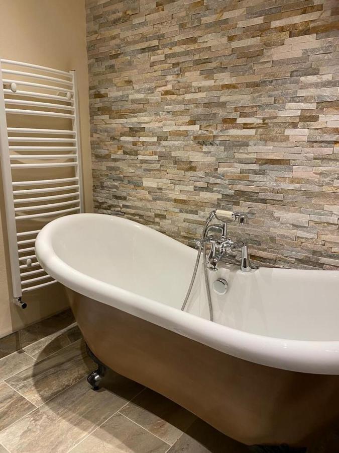 Gwills Countryside With Hot Tub Apartment